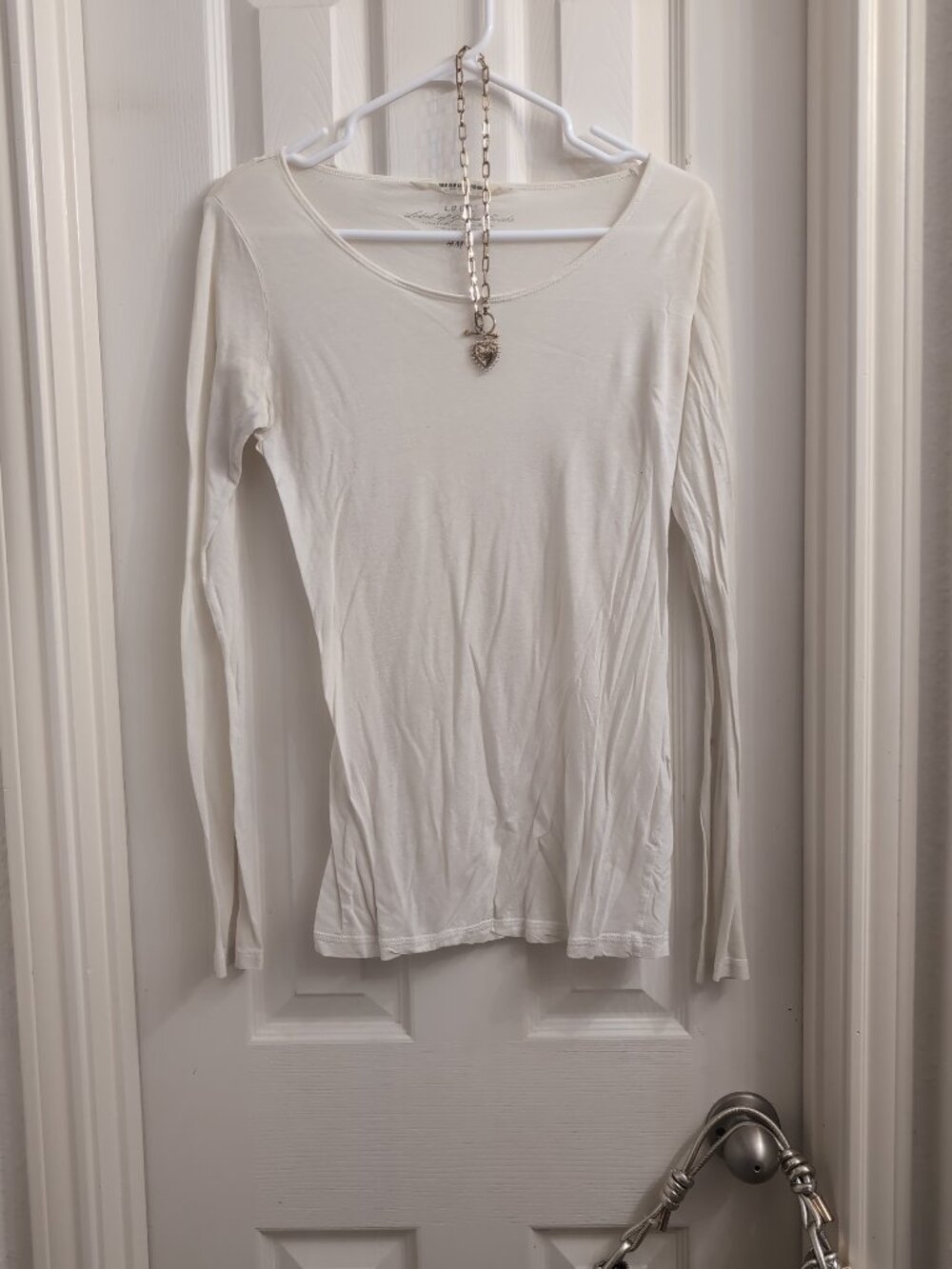 White long sleeves top (doesn't come w necklace)